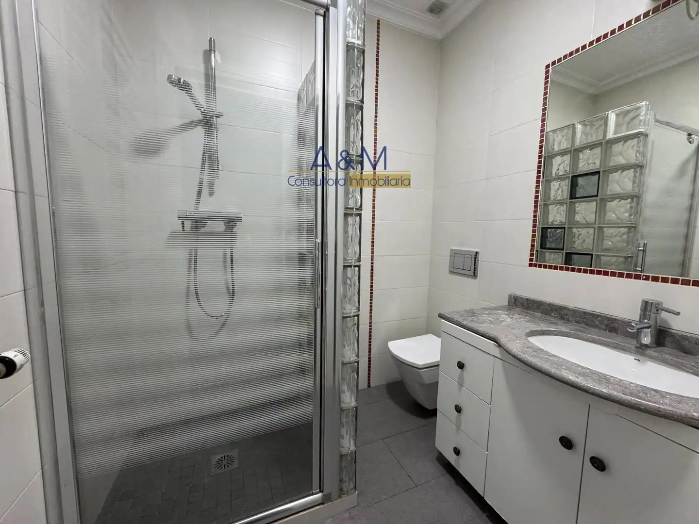 Badezimmer von Wohnung zur Miete in Valladolid mit Heizung, Parkett und Ofen