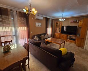 Sala d'estar de Casa adosada en venda en Montequinto amb Traster