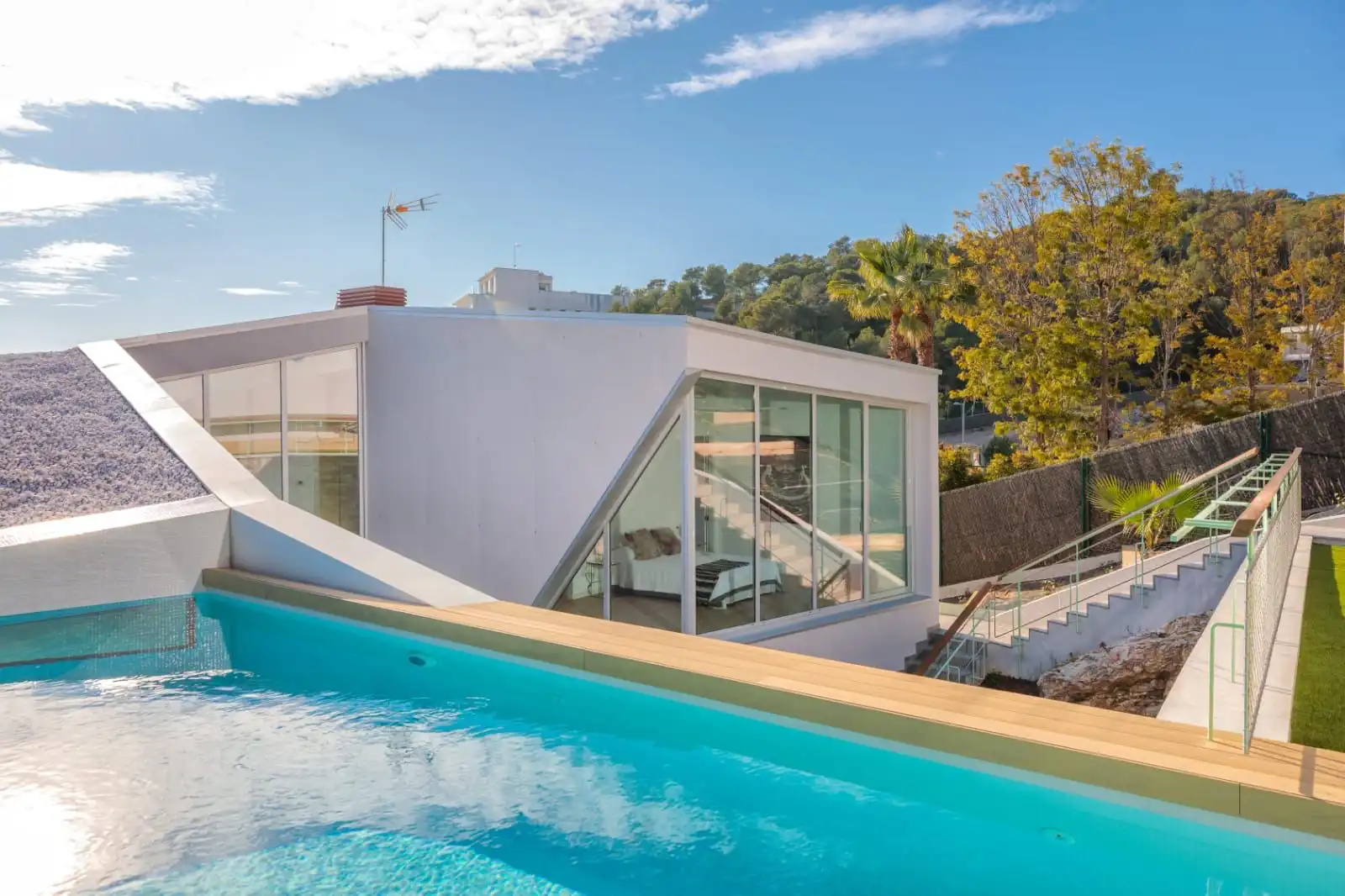 Außenansicht von Haus oder Chalet zum Verkauf in Sitges mit Klimaanlage, Heizung und Privatgarten