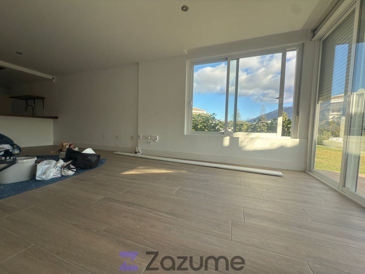 Sala d'estar de Casa o xalet de lloguer en Marbella amb Aire condicionat, Jardí privat i Parquet