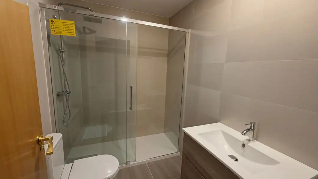 Baño de Piso de alquiler en Madrid con Aire acondicionado, Calefacción y Jardín privado
