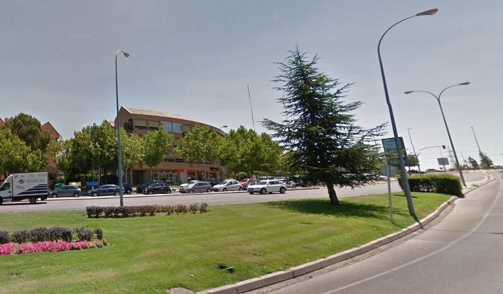 Vista exterior de Local en venda en Pozuelo de Alarcón amb Aire condicionat