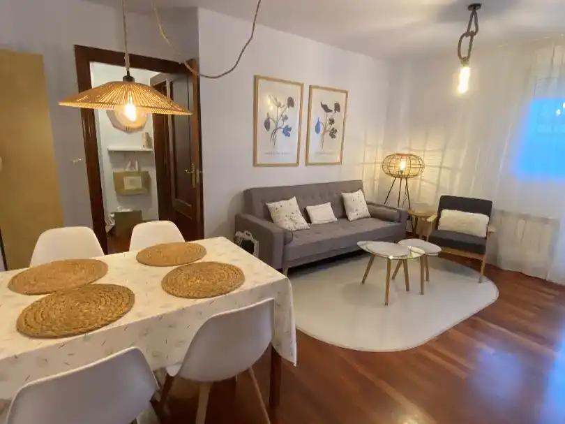 Wohnzimmer von Wohnung zur Miete in Suances mit Parkett, Schwimmbad und Möbliert