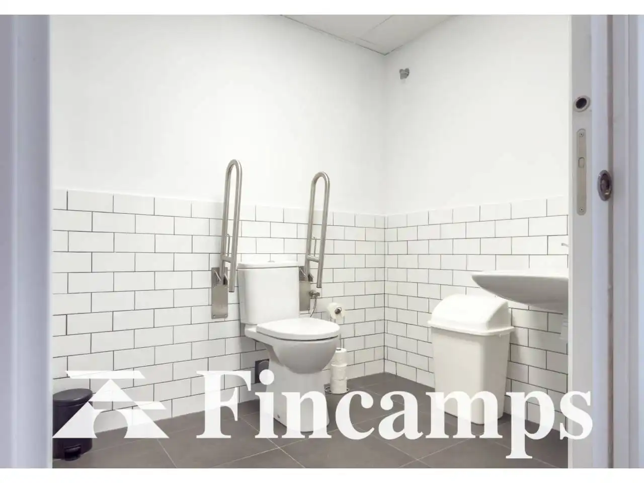 Baño de Oficina de alquiler en Sabadell con Aire acondicionado, Calefacción y Alarma