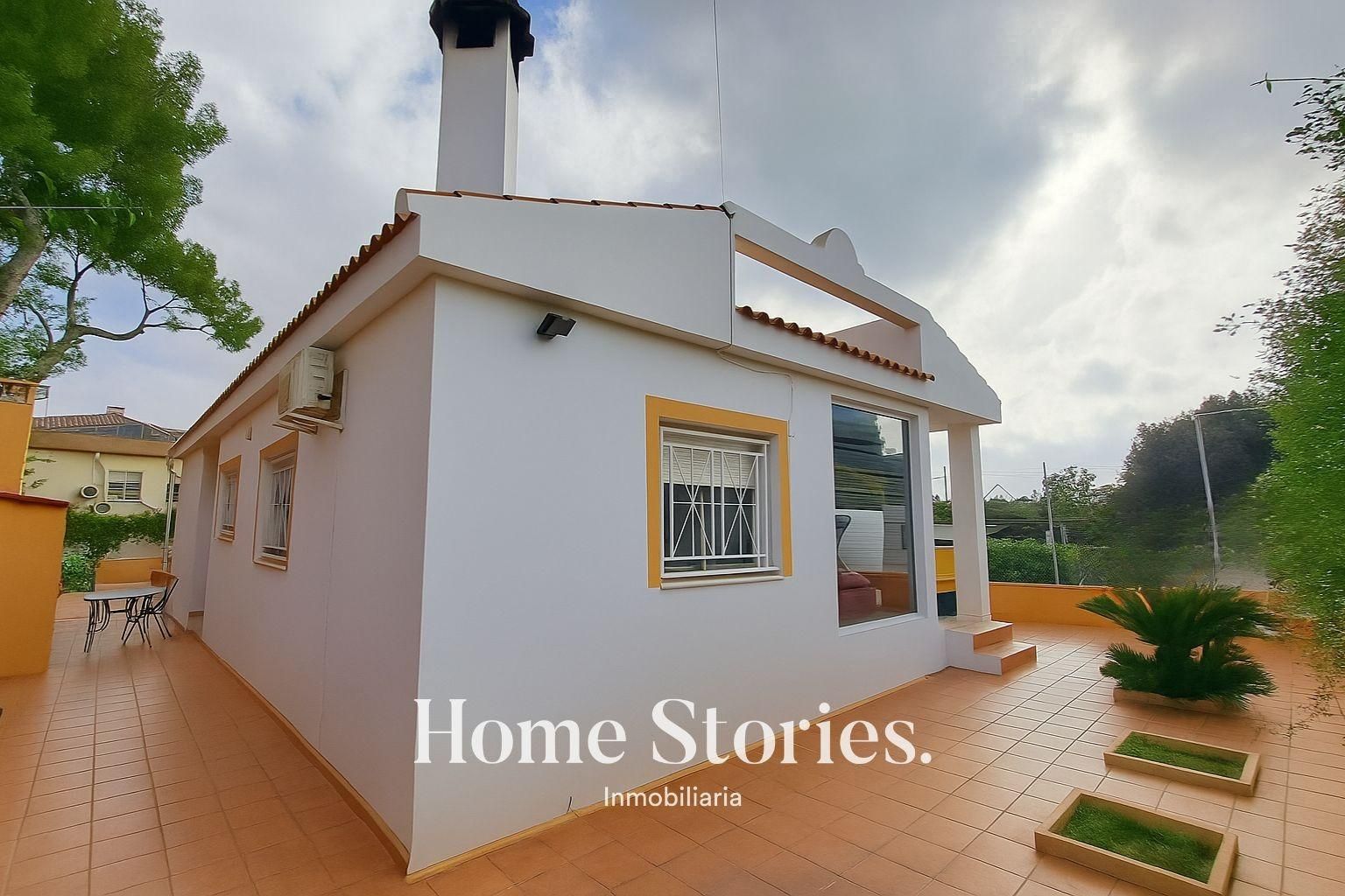 Vista exterior de Casa o xalet en venda en Paterna amb Aire condicionat, Calefacció i Jardí privat