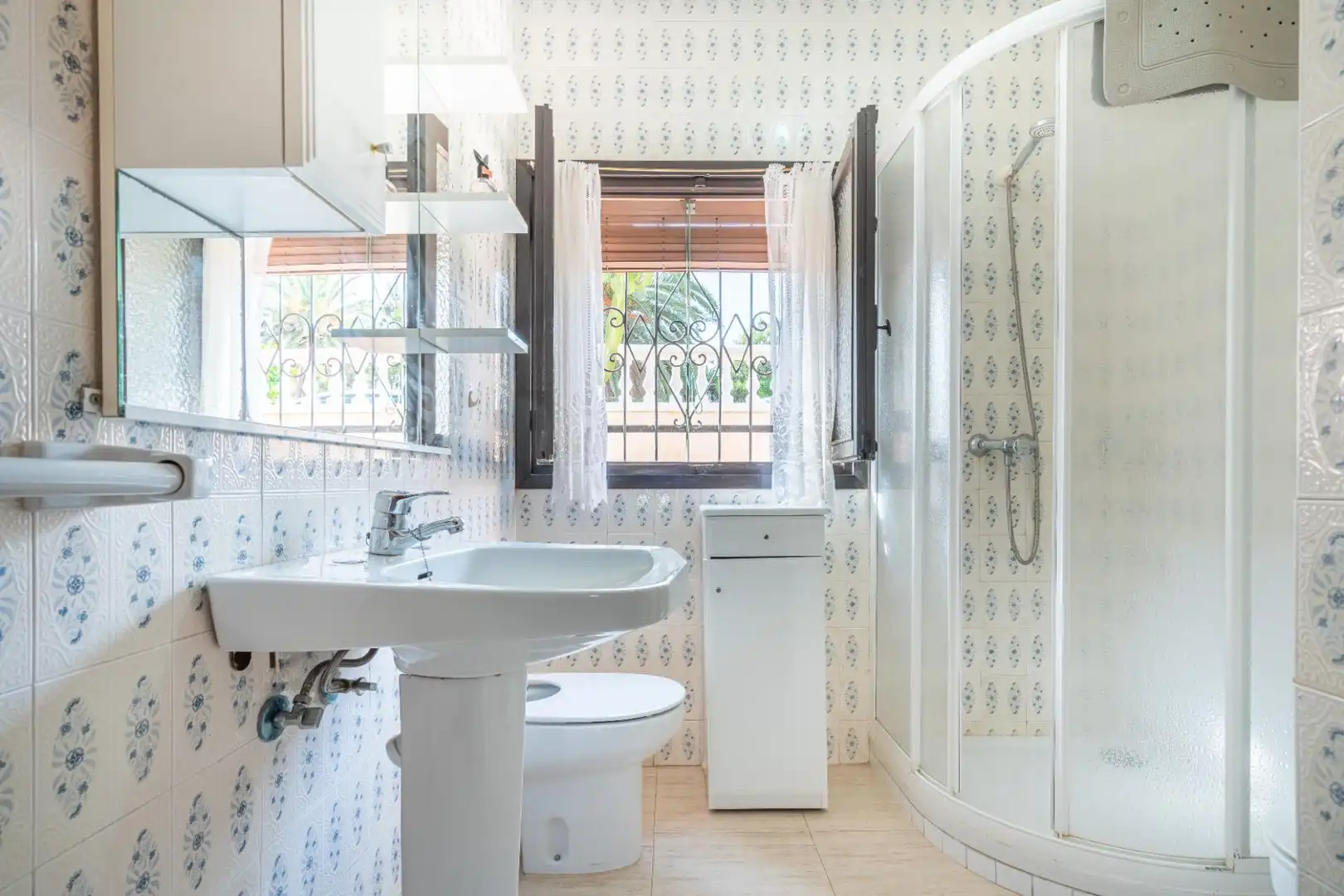 Bathroom of Houses for sale in Roquetas de Mar