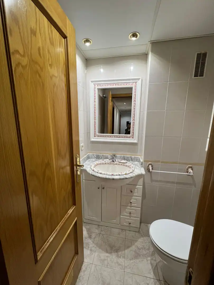 Badezimmer von Wohnung zur Miete in Zaragoza mit Heizung, Ofen und Waschmaschine
