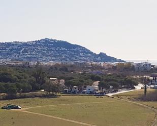 Vista exterior de Àtic en venda en Roses amb Aire condicionat, Terrassa i Moblat