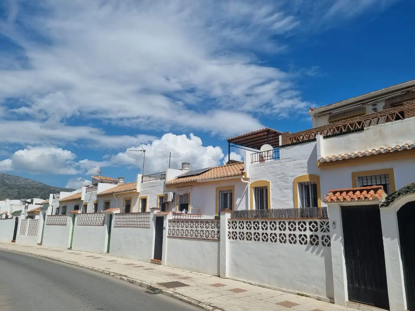 Außenansicht von Einfamilien-Reihenhaus zum Verkauf in Torremolinos mit Klimaanlage und Terrasse