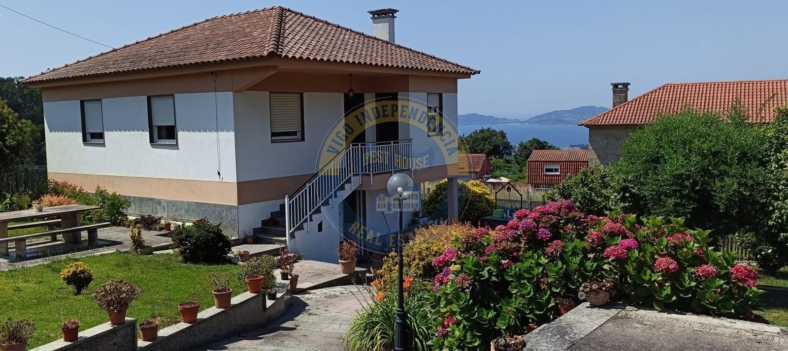 Vista exterior de Casa o xalet en venda en Vigo  amb Calefacció, Jardí privat i Traster
