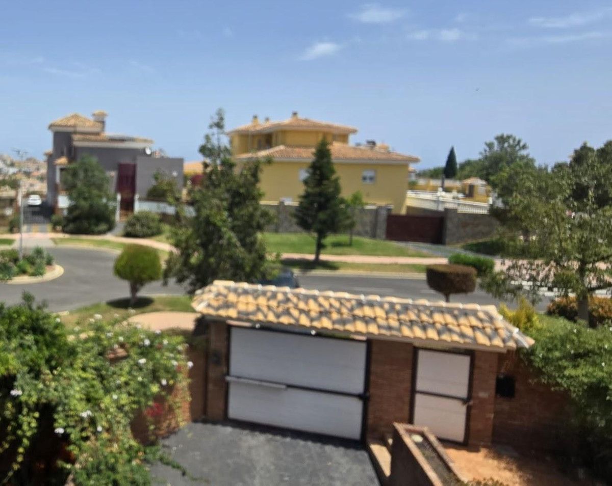 Vista exterior de Casa o xalet en venda en Benalmádena amb Aire condicionat, Calefacció i Piscina