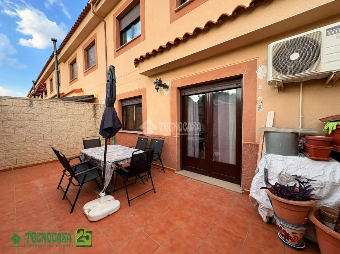 Terrassa de Casa adosada en venda en Villatobas amb Aire condicionat i Calefacció