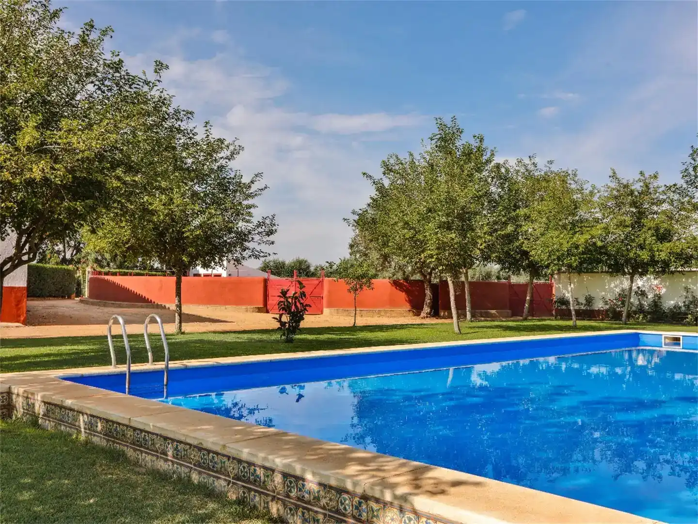 Piscina de Finca rústica en venda en Carmona, Sevilla