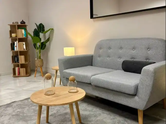 Sala d'estar de Oficina de lloguer en Algeciras amb Aire condicionat i Moblat