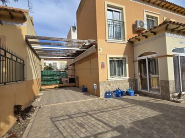 Casa con piscina en venta en Zona Carrefour - Urbanizaciones