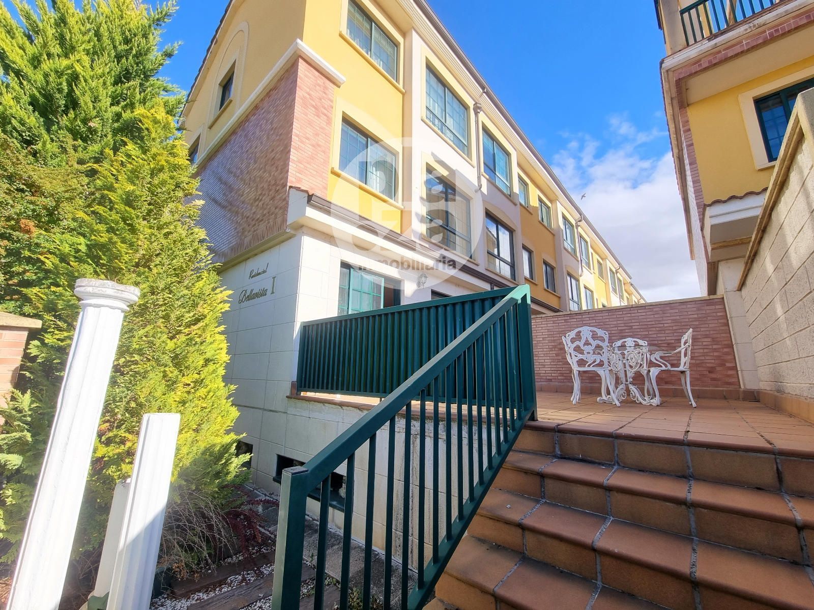 Vista exterior de Casa adosada en venda en Burgos Capital amb Calefacció, Jardí privat i Terrassa