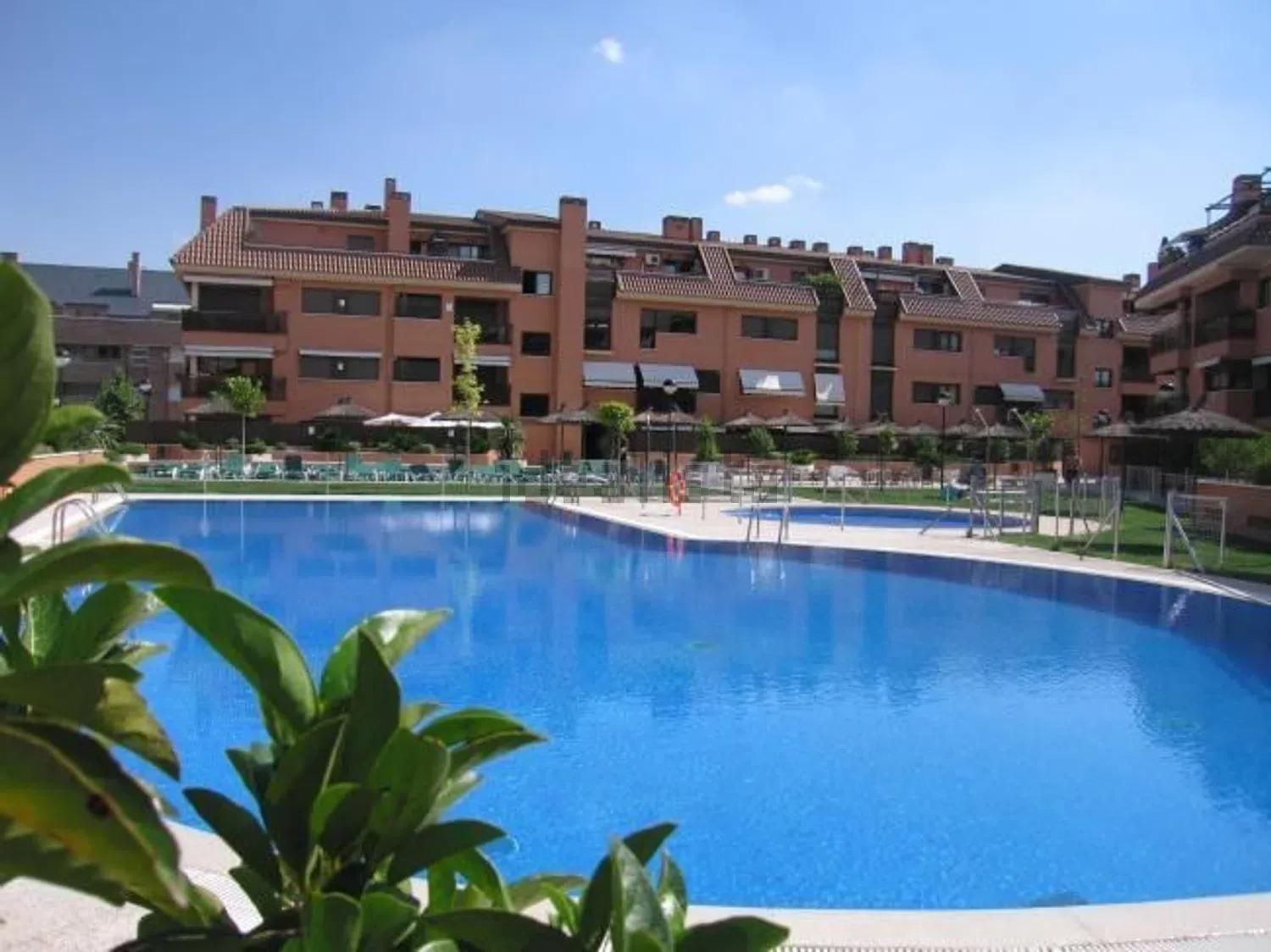 Vista exterior de Àtic en venda en Las Rozas de Madrid amb Aire condicionat, Jardí privat i Terrassa