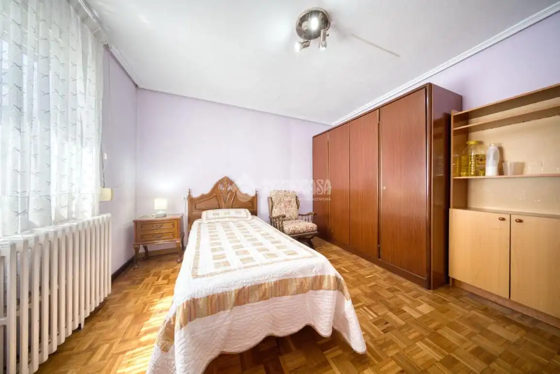 Bedroom of Flat for sale in Valladolid  with Heating, Parquet flooring and Furnished
