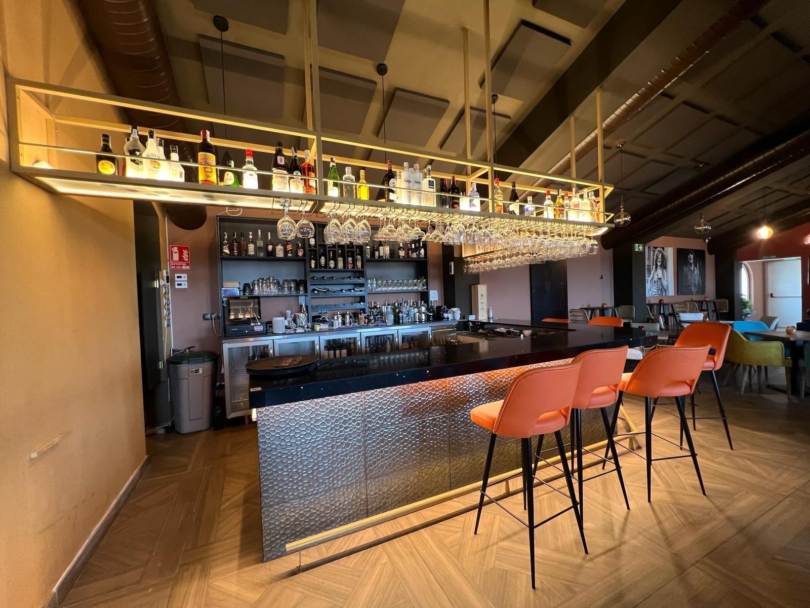 Premises for sale in Estepona  with Air Conditioner, Terrace and Furnished