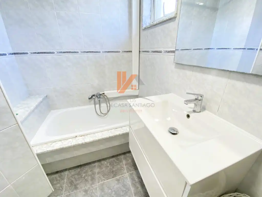 Bathroom of Flat for rent in Santiago de Compostela   with Furnished