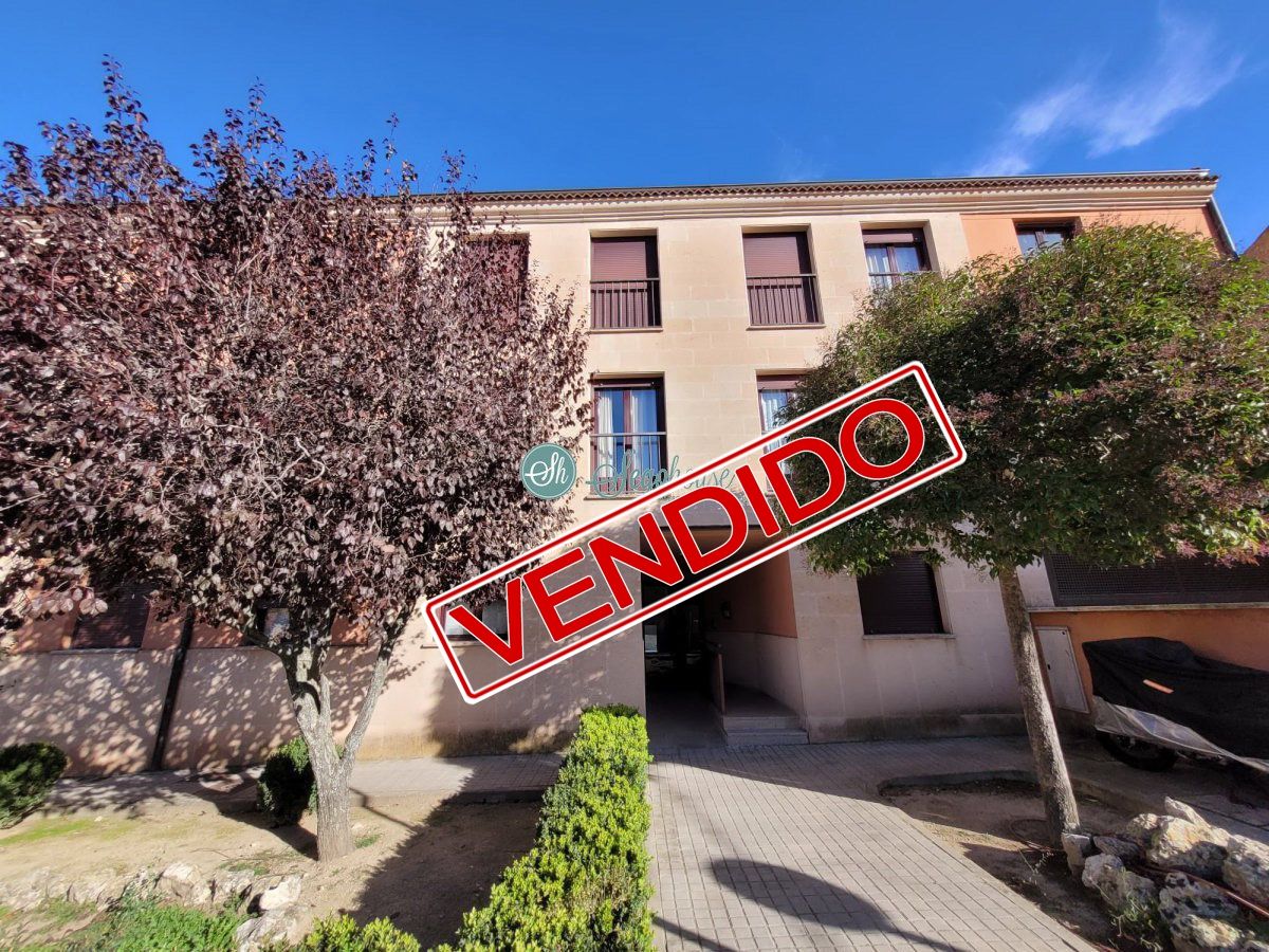 Vista exterior de Pis en venda en Palazuelos de Eresma amb Calefacció, Traster i Piscina comunitària