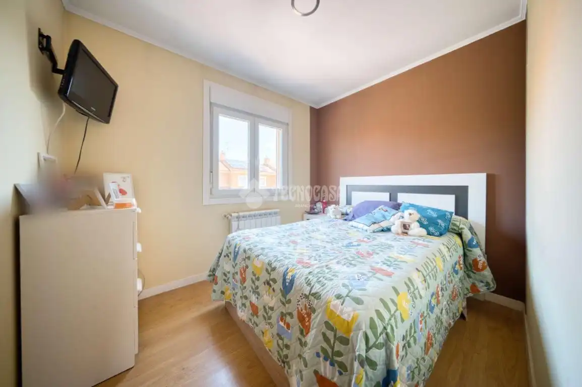 Habitación de Casa adosada en venta en Aldeamayor de San Martín con Calefacción y Jardín privado