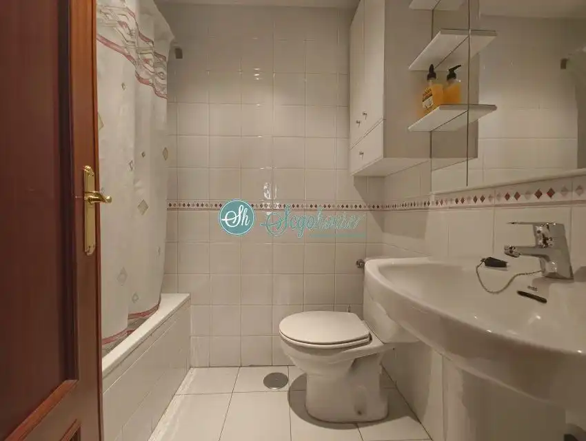Bathroom of Flat for rent in Segovia  with Heating, Parquet flooring and Terrace