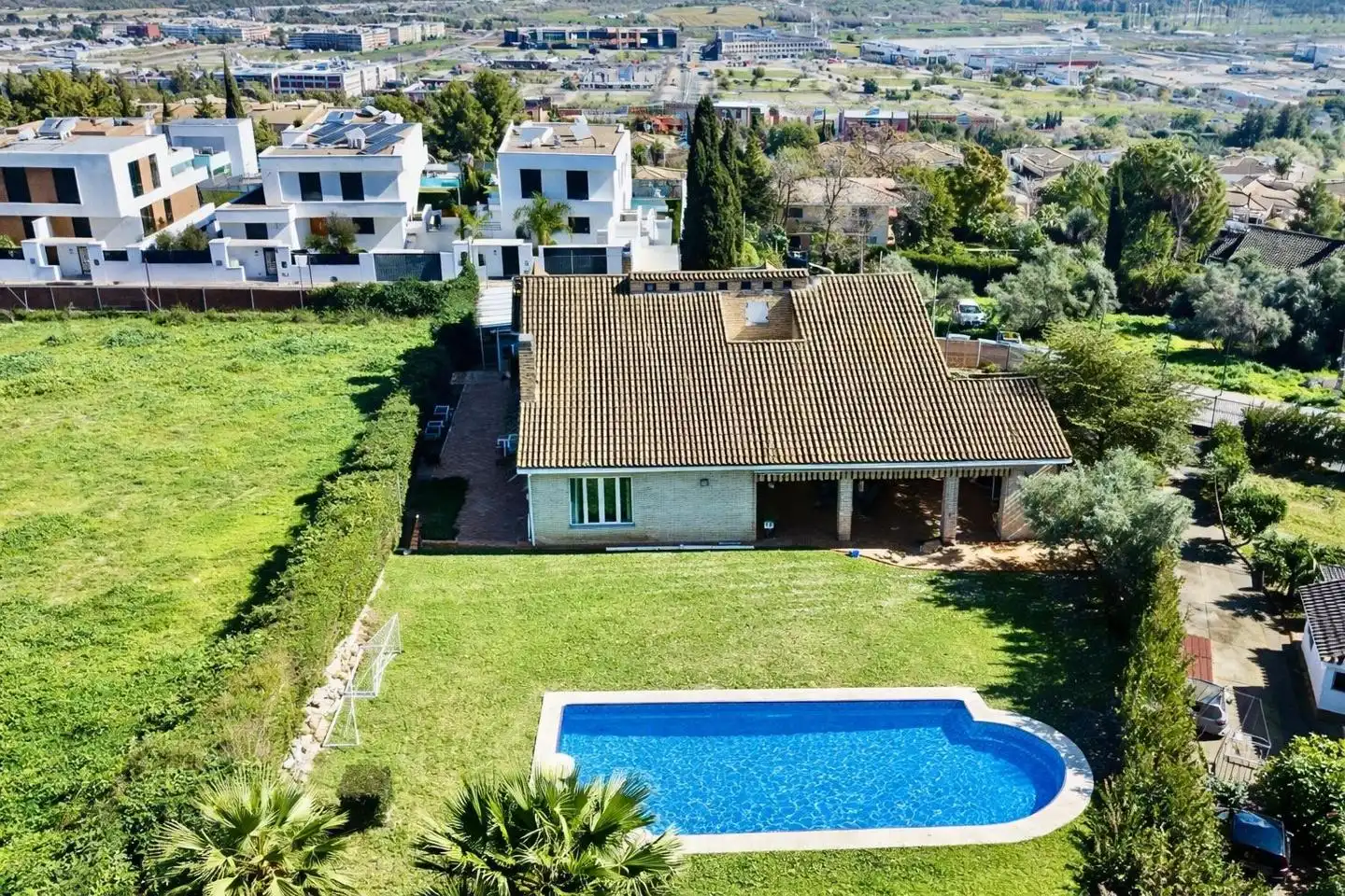 Jardí de Casa o xalet en venda en Tomares amb Aire condicionat, Jardí privat i Parquet