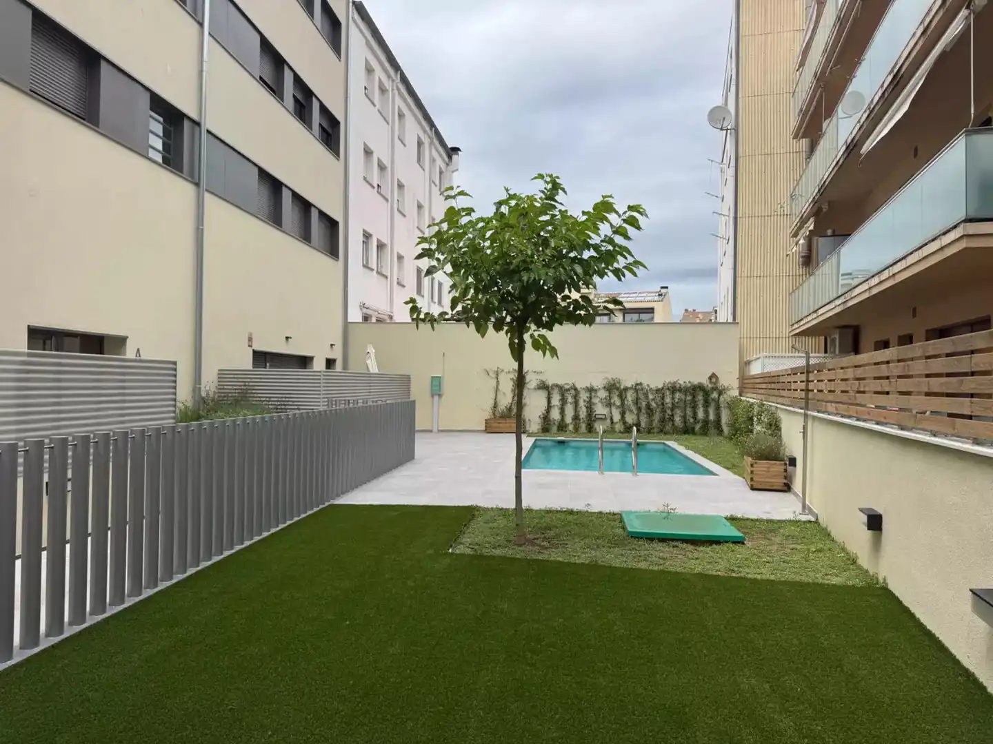 Piscina de Pis de lloguer en Girona amb Aire condicionat, Calefacció i Parquet