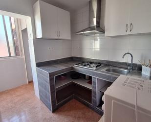 Cuina de Pis de lloguer en La Línea de la Concepción amb Terrassa i Moblat