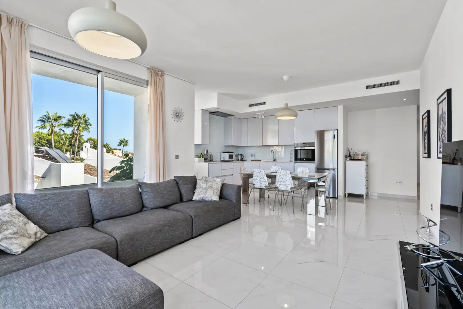 Sala de estar de Ático de alquiler en Estepona con Aire acondicionado, Terraza y Piscina