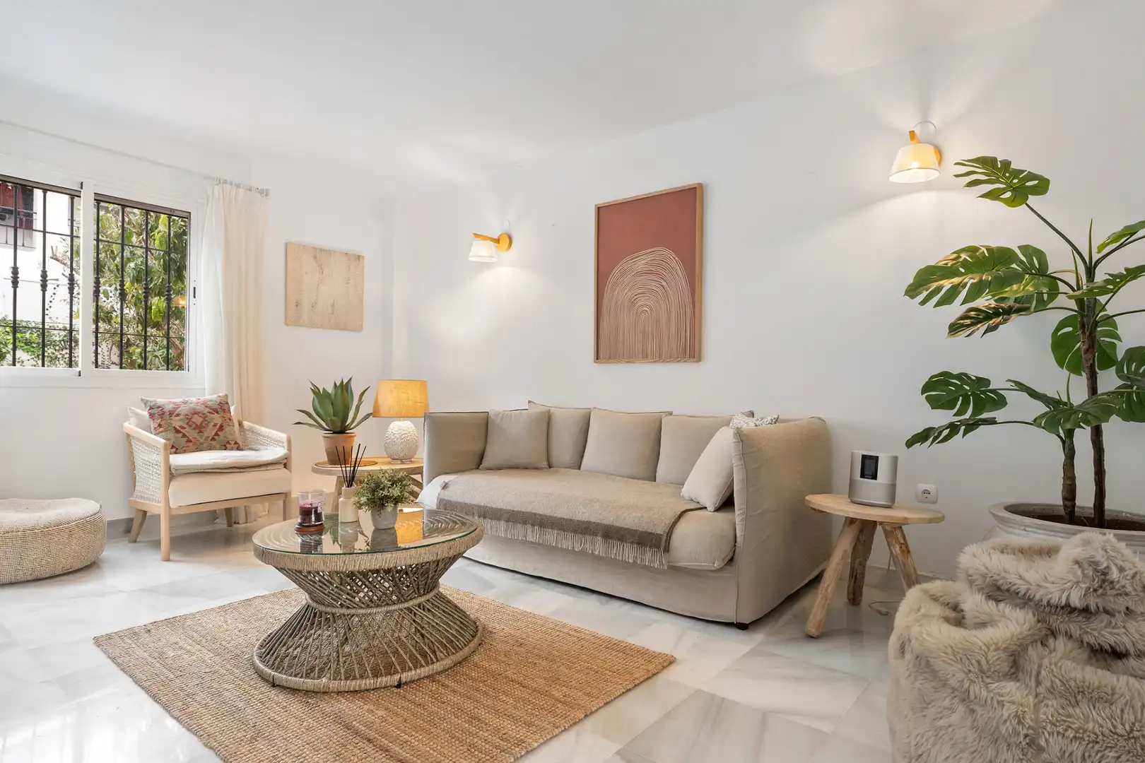 Sala d'estar de Casa adosada en venda en Marbella amb Terrassa, Piscina i Piscina comunitària