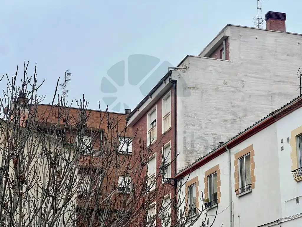 Außenansicht von Dachboden zum Verkauf in Lardero mit Klimaanlage, Terrasse und Möbliert