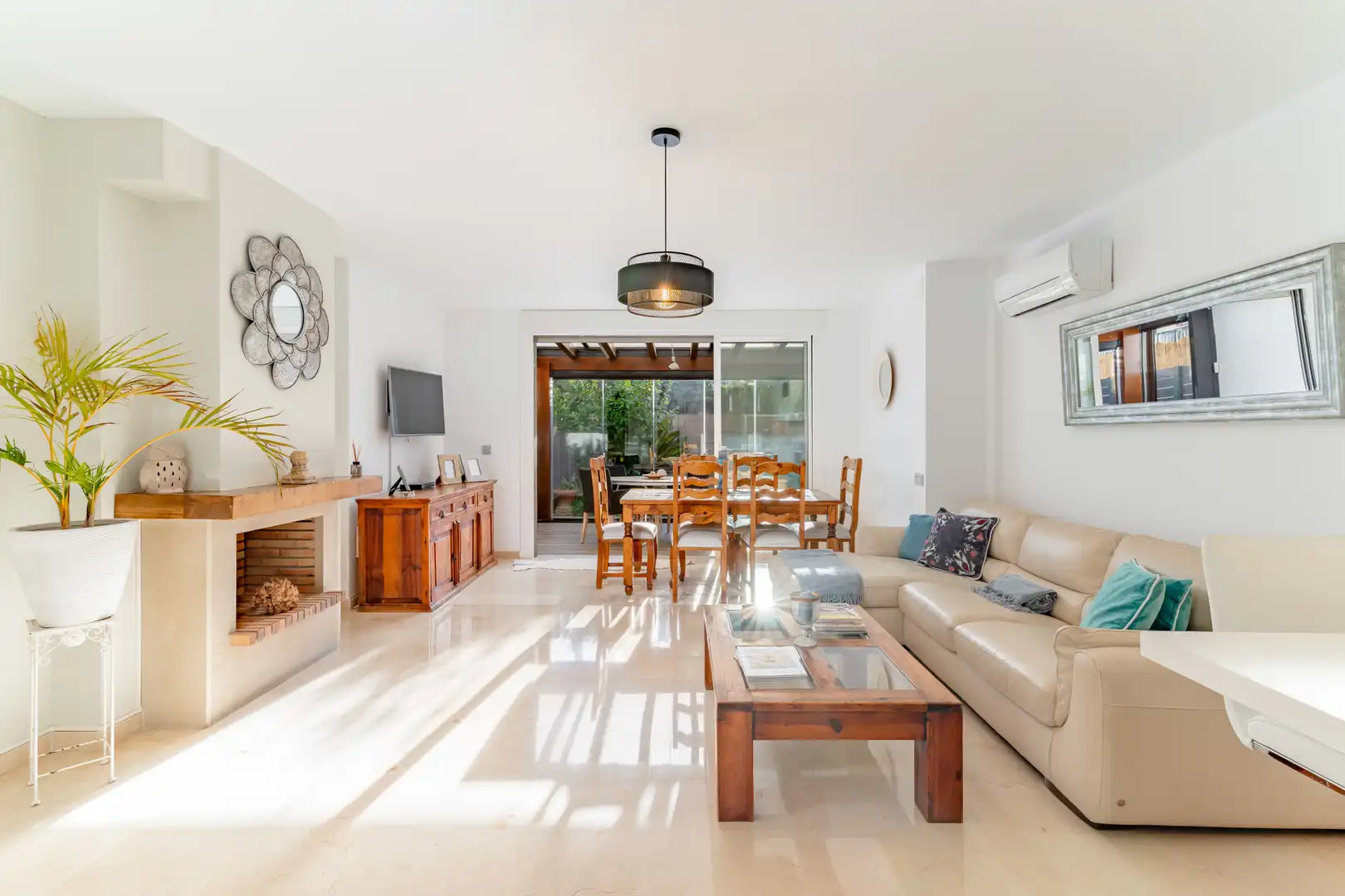 Living room of Detached homes for sale in Benalmádena  with Air Conditioner, Private garden and Terrace