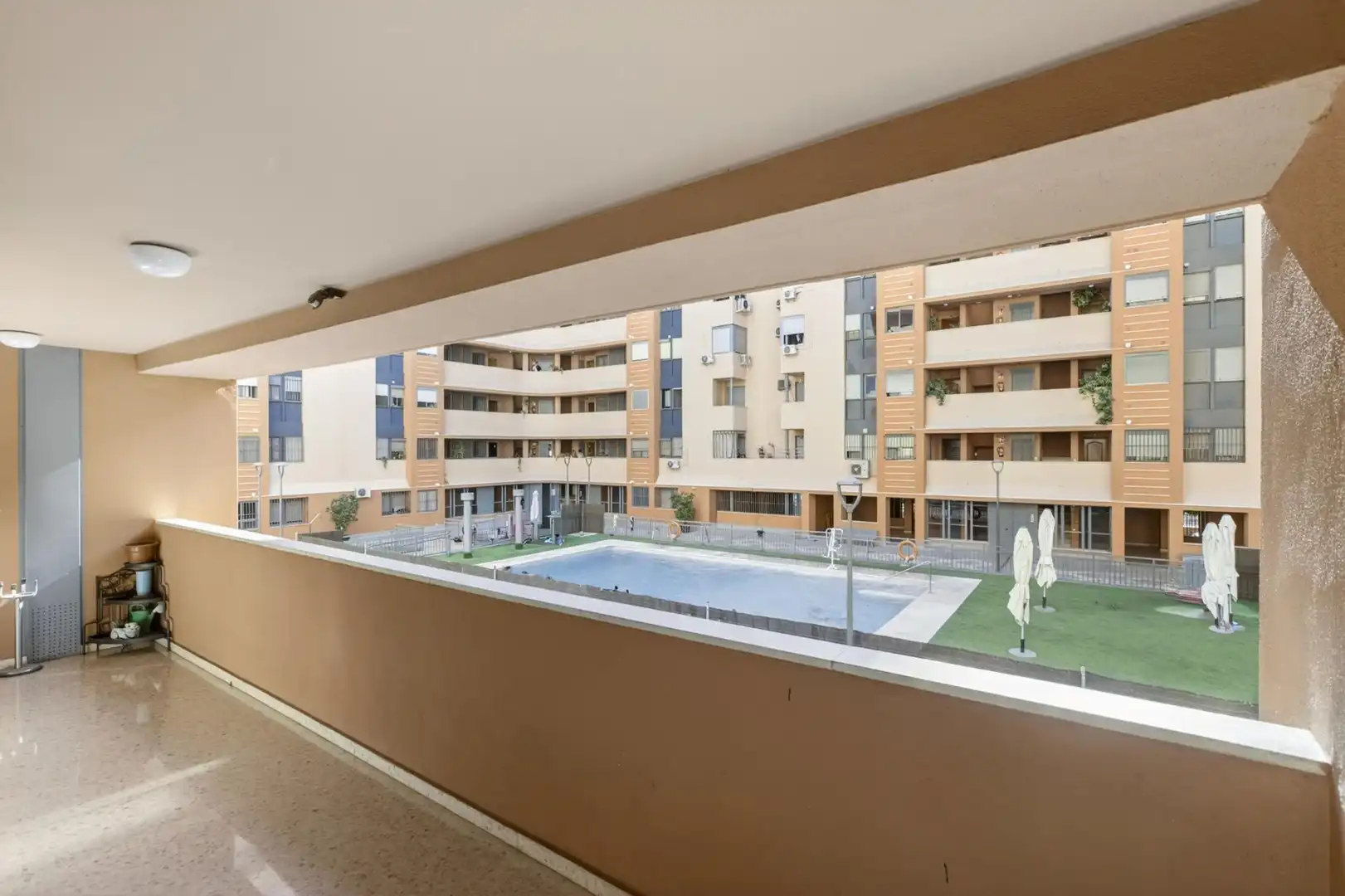 Habitación de Piso en venta en Sevilla con Aire acondicionado, Terraza y Piscina comunitaria