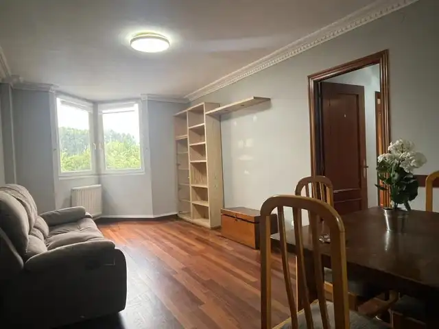 Sala d'estar de Pis en venda en Santa Cruz de Bezana amb Calefacció, Moblat i Forn