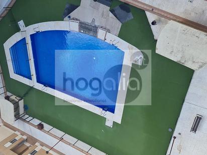Swimming pool of Flat to rent in  Sevilla Capital  with Air Conditioner, Terrace and Furnished