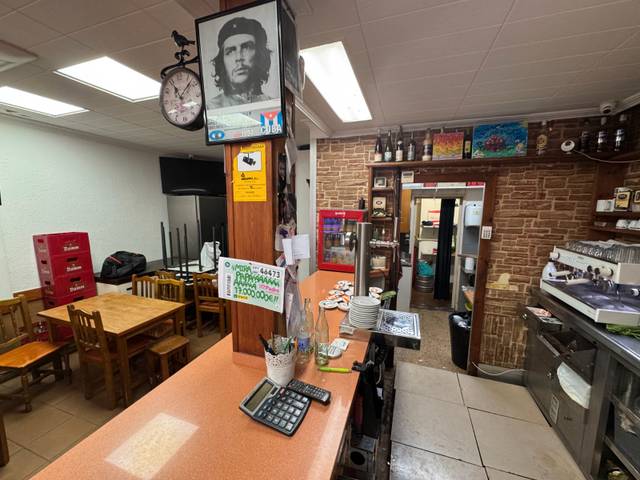 Local comercial en Venta en Carrer de Viriat en Castell - Poble Vell