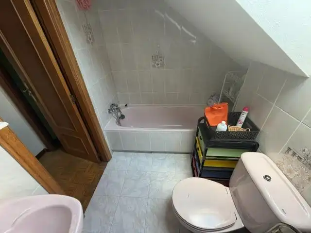 Bany de Dúplex en venda en León Capital  amb Calefacció i Parquet