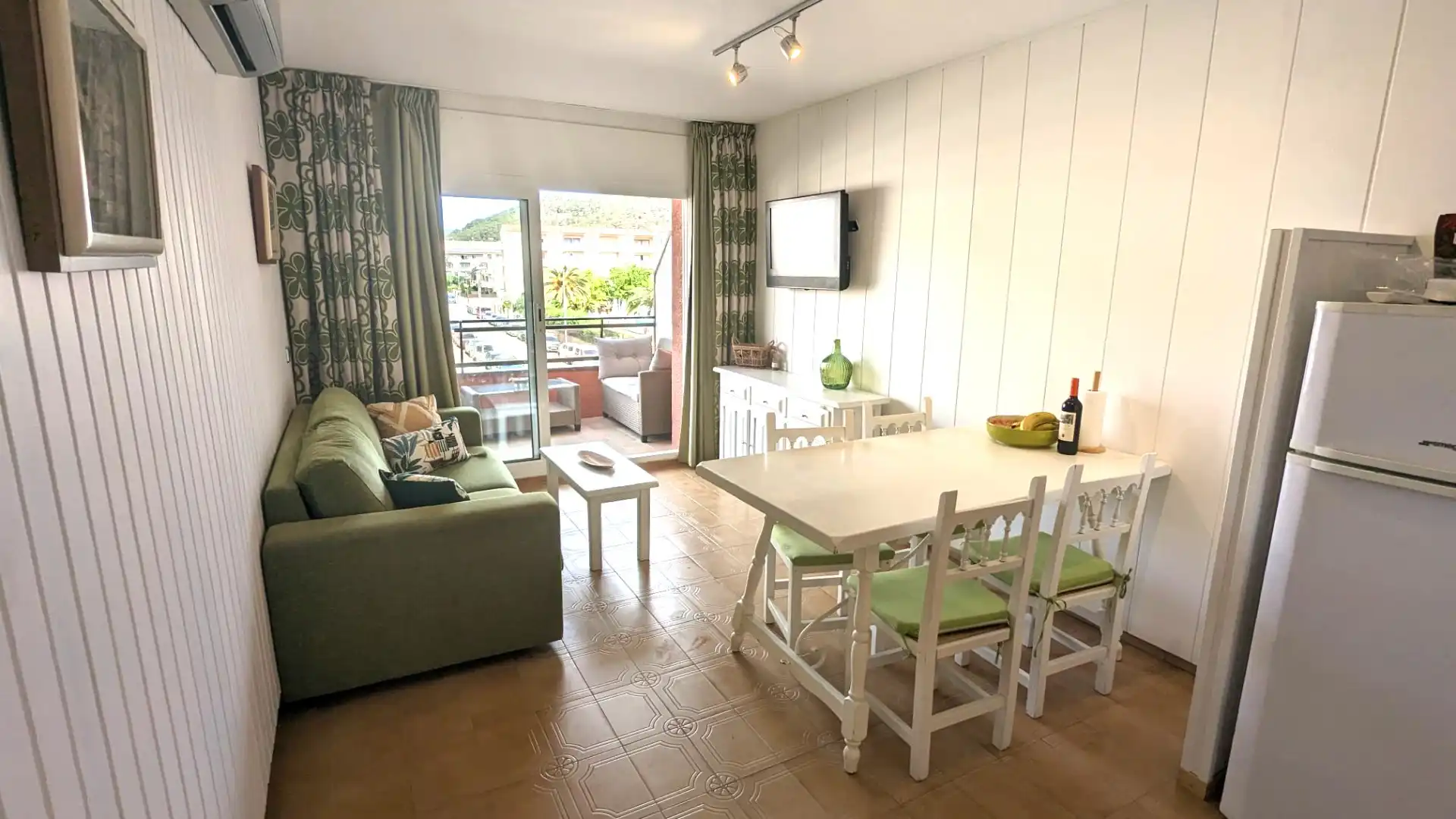 Sala de estar de Apartamento de alquiler en L'Estartit con Aire acondicionado, Calefacción y Terraza