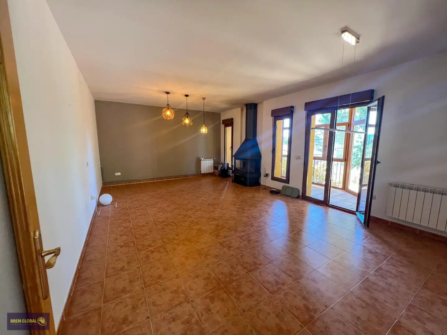 Sala d'estar de Casa o xalet en venda en El Berrueco amb Calefacció, Jardí privat i Alarma