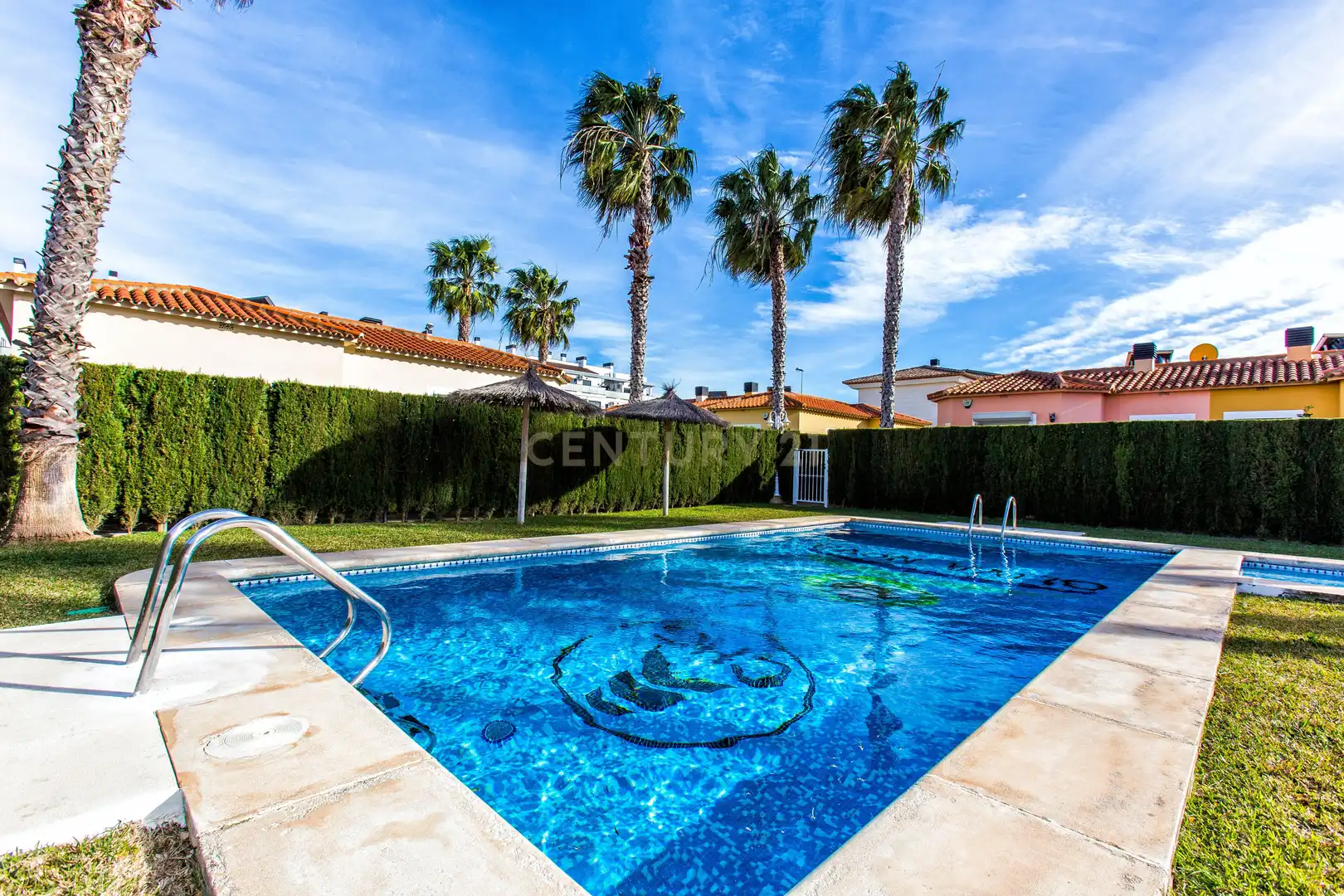 Schwimmbecken von Einfamilien-Reihenhaus zum Verkauf in Oliva mit Klimaanlage, Privatgarten und Ofen