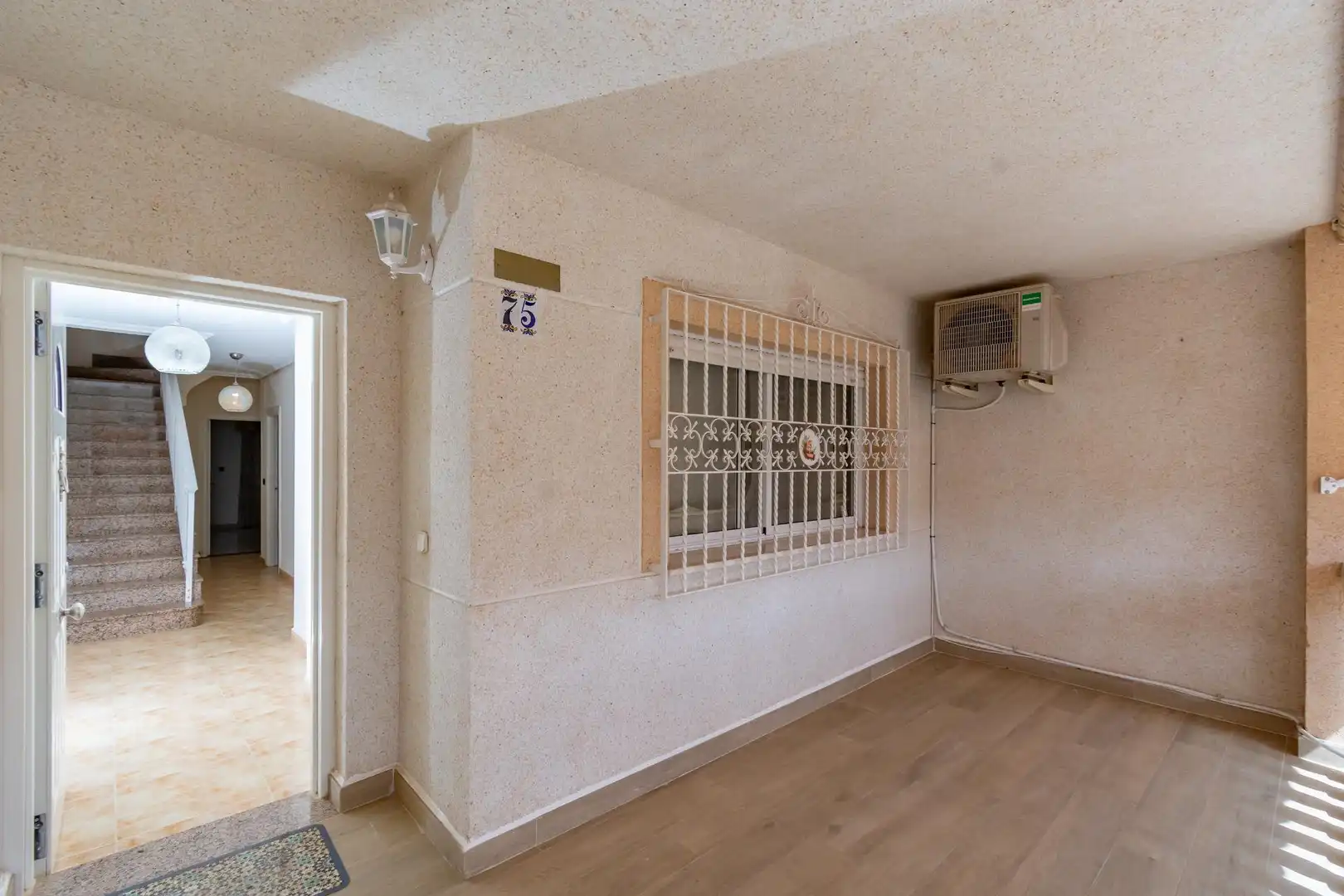 Casa amb terrassa en venda a Calle Tarazona 75, imagen 3