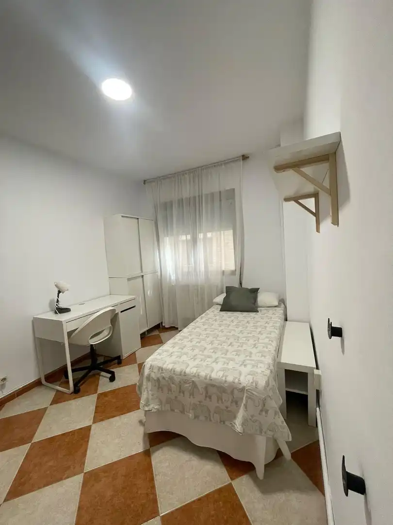 Dormitori de Pis de lloguer en Granada amb Aire condicionat, Calefacció i Moblat