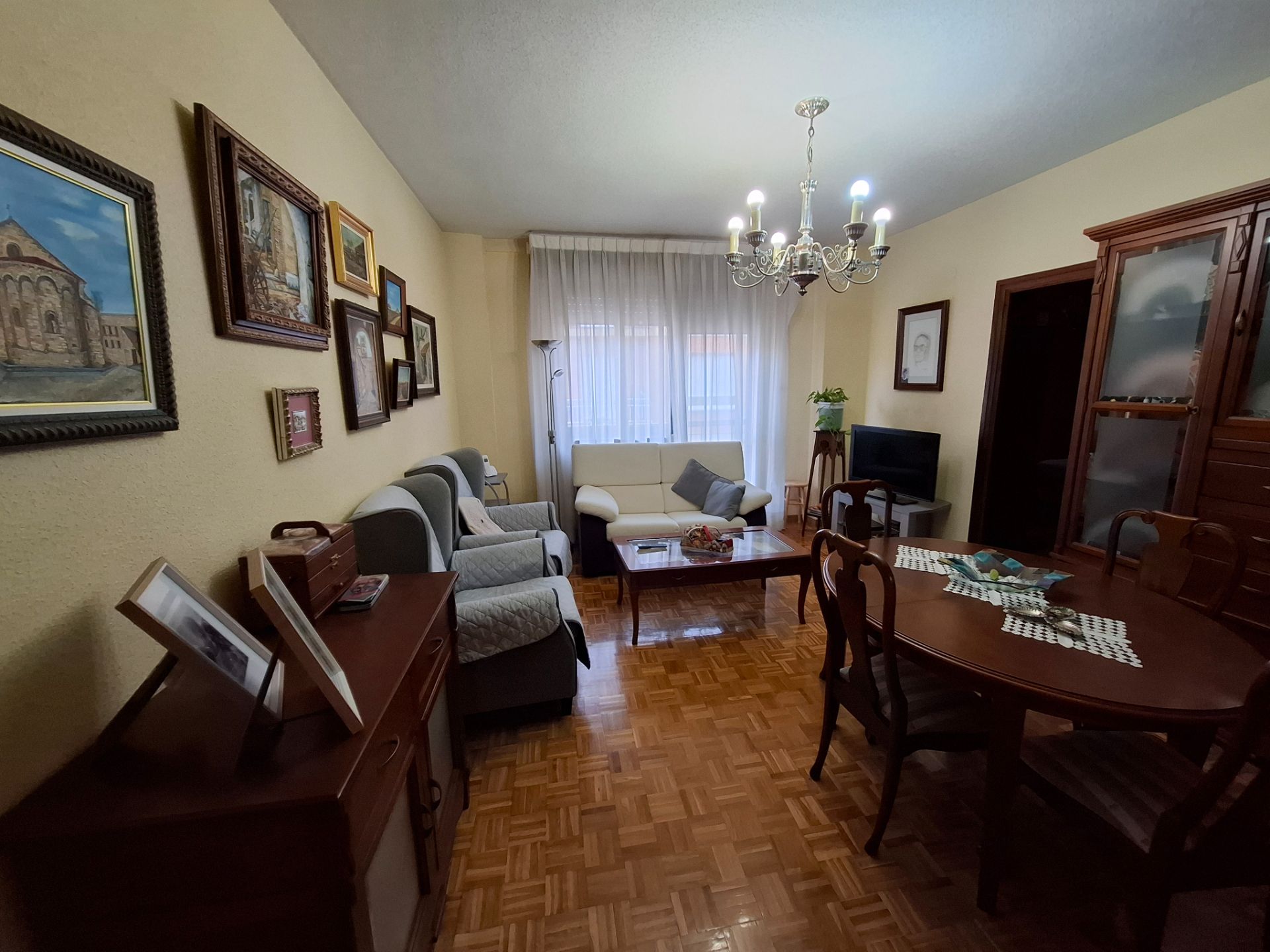 Sala d'estar de Pis en venda en Zamora Capital  amb Calefacció, Parquet i Terrassa