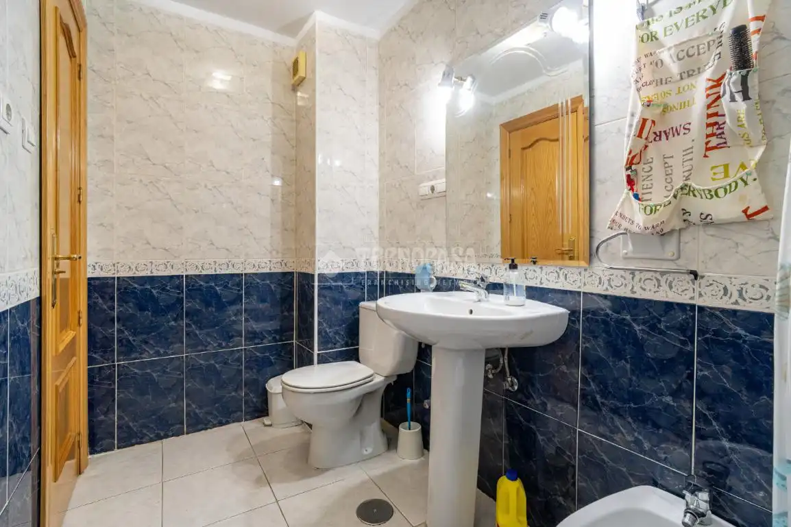 Bathroom of Flat for sale in Granada  with Terrace and Balcony
