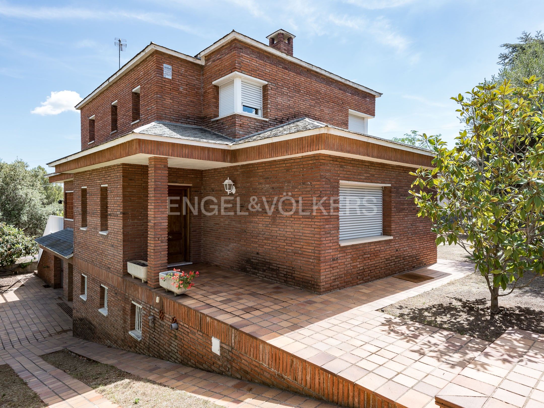 Vista exterior de Casa o xalet en venda en Pallejà amb Calefacció, Jardí privat i Terrassa
