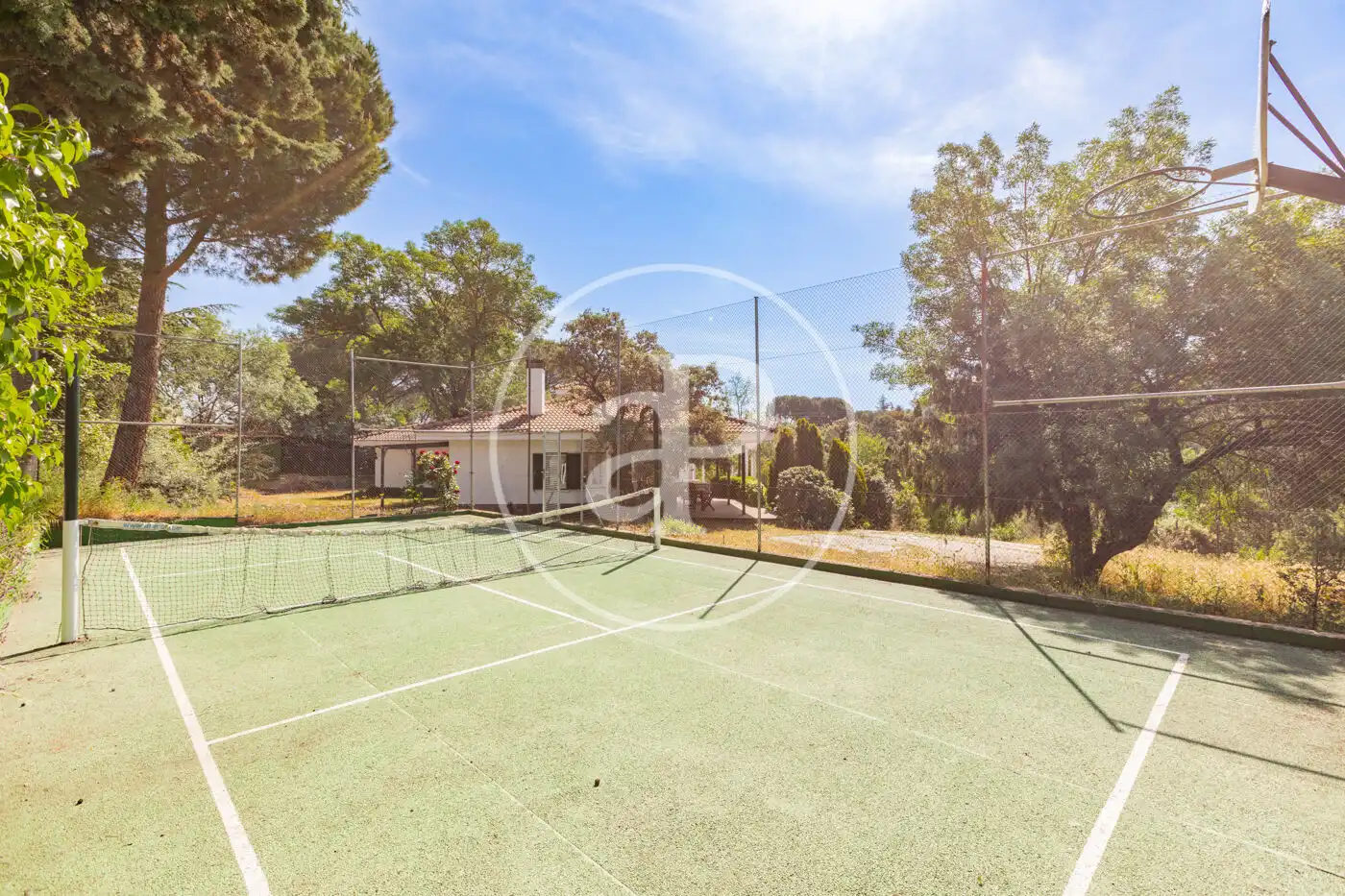 Vista exterior de Casa o xalet en venda en Torrelodones amb Calefacció, Jardí privat i Traster