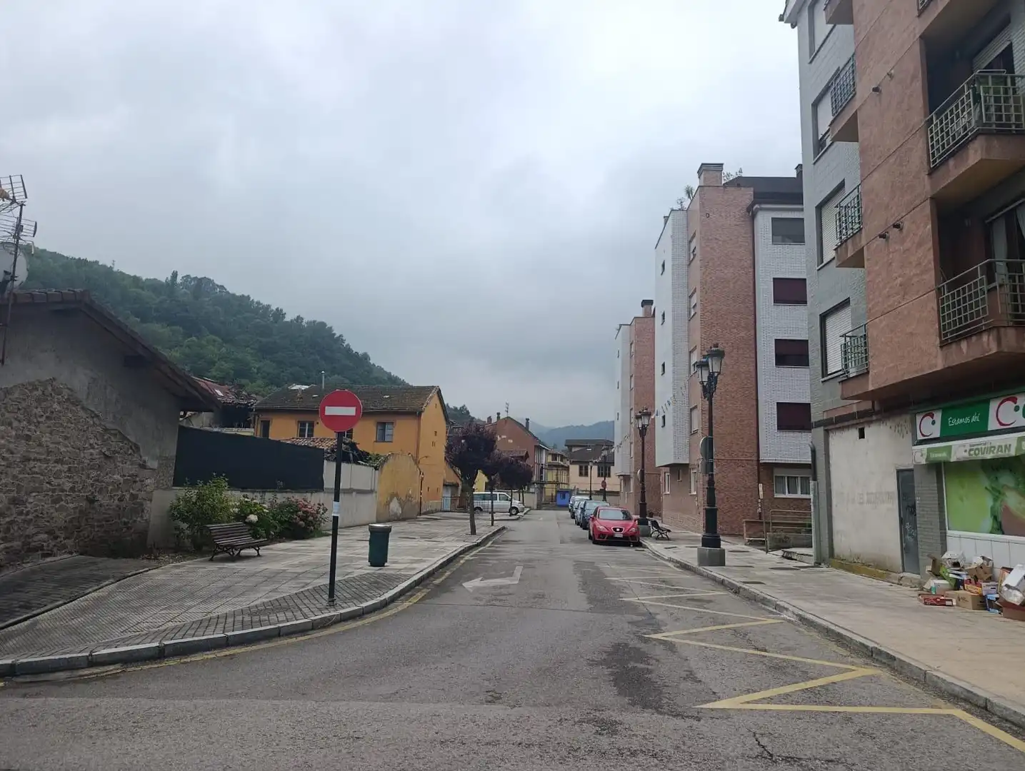 Vista exterior de Edifici en venda en Oviedo 