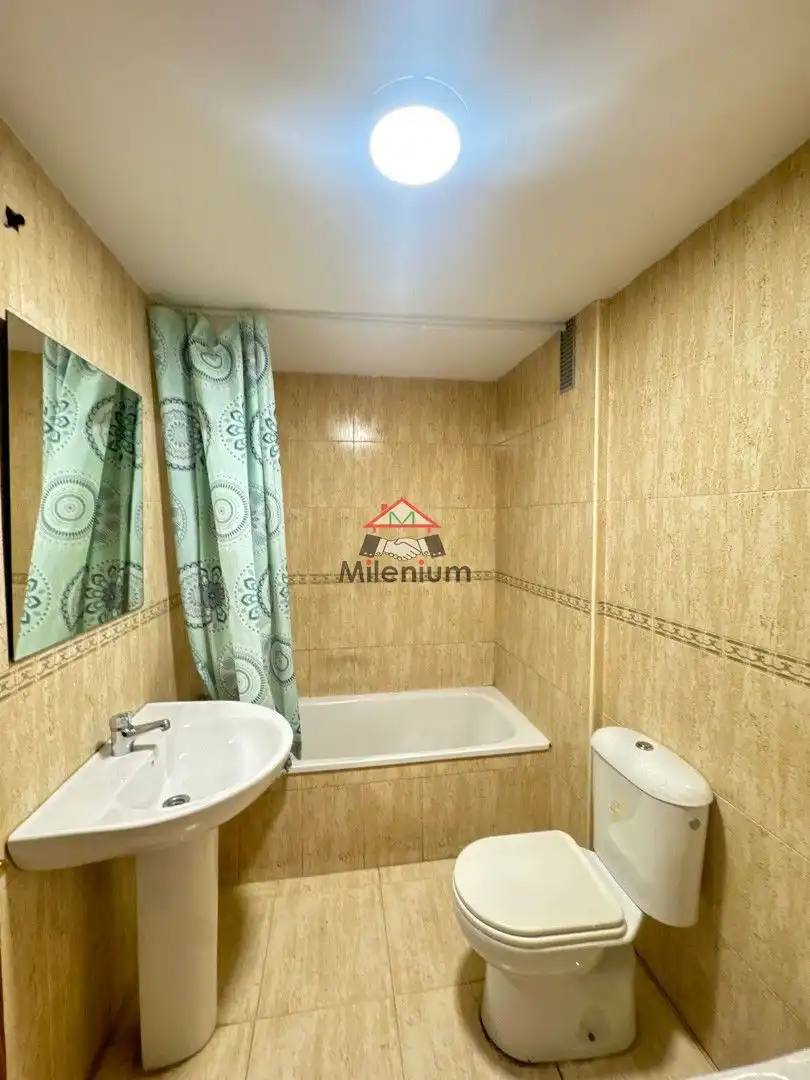 Badezimmer von Wohnung zur Miete in Algeciras mit Waschmaschine, Mikrowelle und Balkon